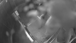 Üst geçitteki asansörün güvenlik kamerasına köpük sıktılar