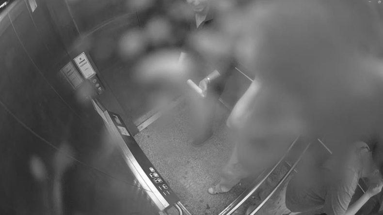 Üst geçitteki asansörün güvenlik kamerasına köpük sıktılar