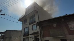 3 katlı binanın çatısında yangın: Bölgeye çok sayıda itfaiye sevk edildi