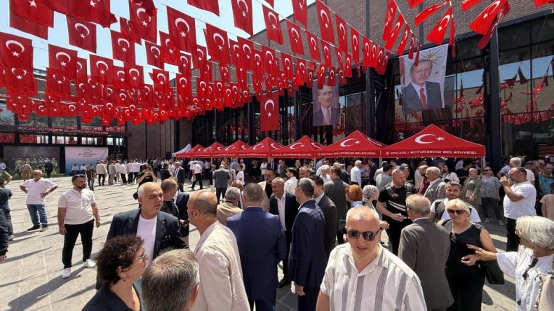 Bu bayramda gelenek bozulmadı: Kocaeli, 41. kez kucaklaştı