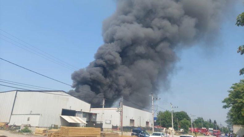 Başiskele’de boya fabrikasında yangın