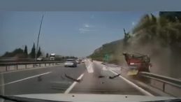 Cip bariyerlere girip takla attı: 7 yaralı