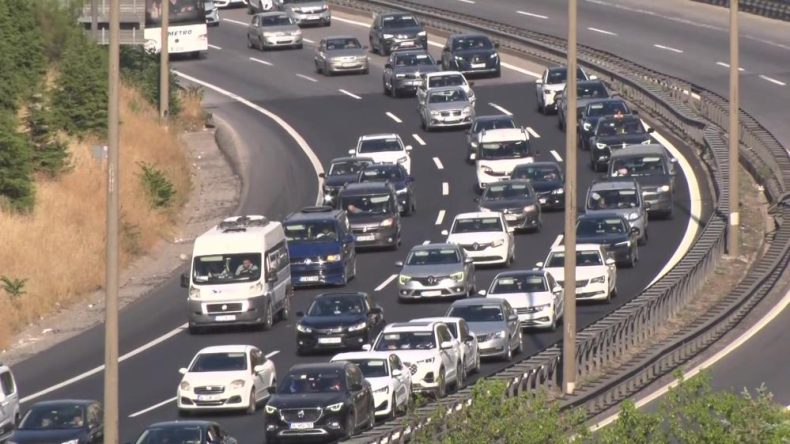 Bayram tatilinden dönüyorlar: Kilometrelerce trafik kuyruğu oluştu