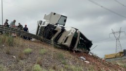 Kocaeli’de TIR devrildi: Ölü ve yaralılar var