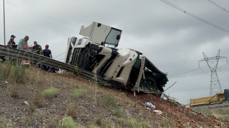 Kocaeli’de TIR devrildi: Ölü ve yaralılar var