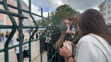 Tel örgü ardında sınav molası: Veliler çocuklarına böyle moral verdi