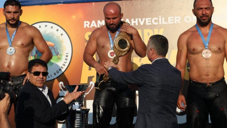 Sekapark Güreşleri’nin başpehlivanı Orhan Okulu oldu