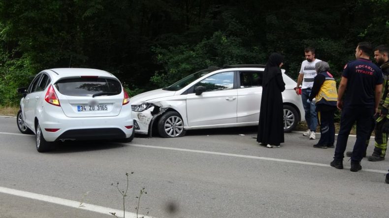 İki otomobil çarpıştı: 1’i çocuk 6 yaralı