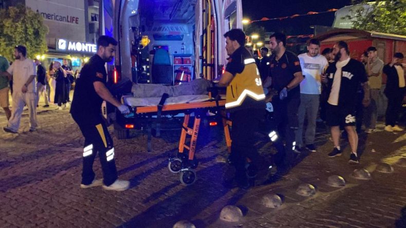 İzmit Kent Meydanı’nda 17 yaşındaki genç bıçaklandı