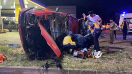 Akaryakıt istasyonuna dalan otomobil takla attı: 1’i ağır 2 yaralı