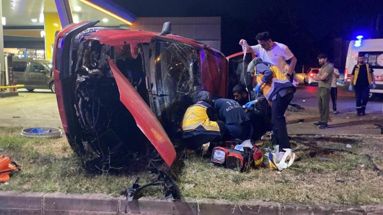 Akaryakıt istasyonuna dalan otomobil takla attı: 1’i ağır 2 yaralı