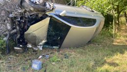 Otomobil 2 metre yükseklikten adeta uçtu