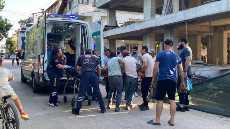 İnşaat işçisi 3. kattan demirlerin üzerine düştü