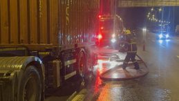 Seyir halindeki tırın lastikleri alev aldı