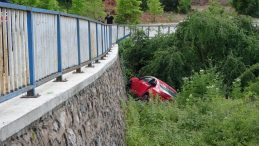 Otomobil istinat duvarından ağaçlık alana uçtu: 4 yaralı