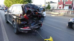 Yeni alınan araca kamyon çarptı: Sürücü hastaneye kaldırıldı