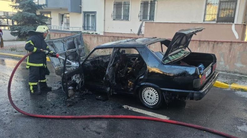 Alev alan otomobil hurdaya döndü