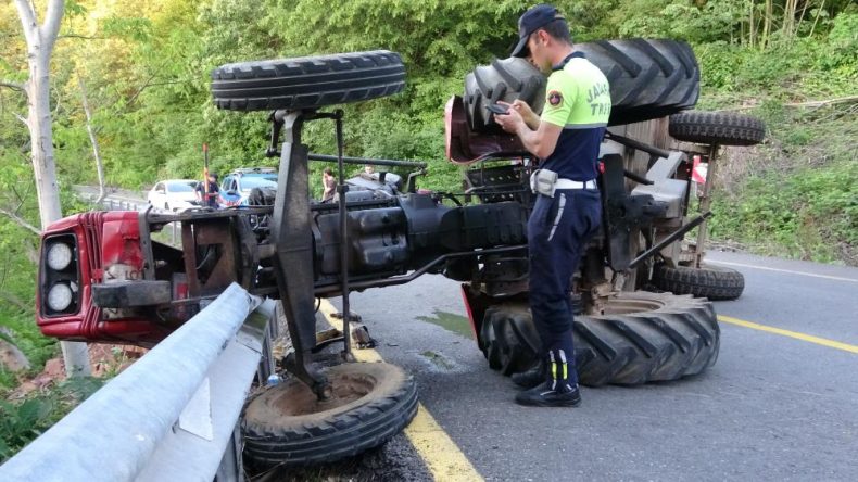 Arslanbey’de kaza: Yan yatan traktörün altında kaldı