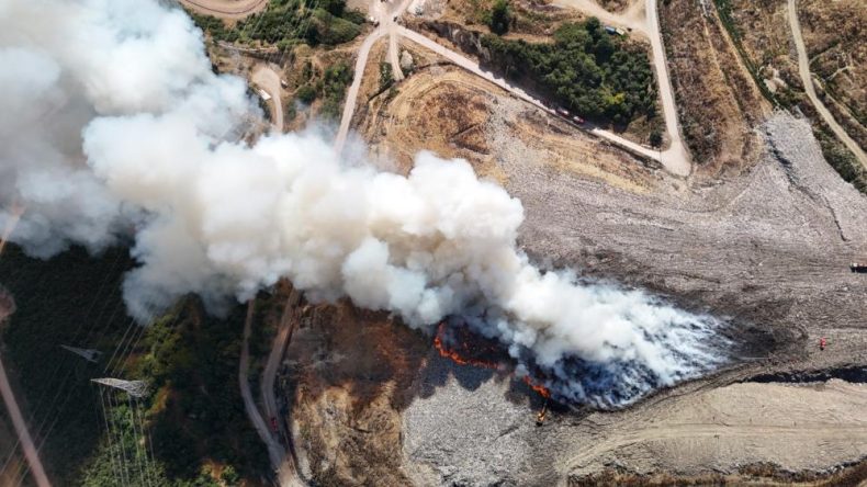 Çöp döküm sahasında yangın: İtfaiye ekiplerinin müdahalesi havadan da görüntülendi