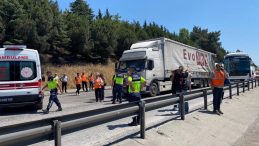 2 tır ve yolcu otobüsü kazaya karıştı: 1’i ağır 3 yaralı