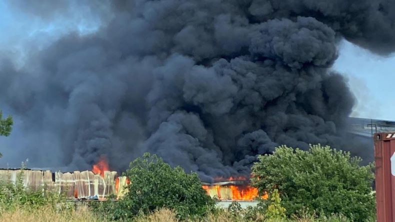 İzmit’te korkunç görüntüler: Fabrika alevlere teslim oldu