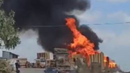 Yangın büyüdü, minibüsten geriye demir yığını kaldı