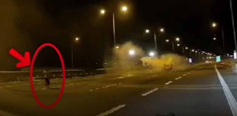 Feci kaza: 9 yaşındaki çocuk otomobilden yola savruldu