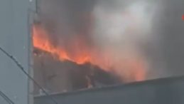 Apartman çatısı alevlere teslim oldu