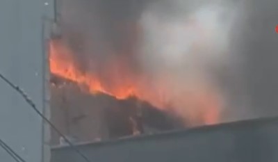 Apartman çatısı alevlere teslim oldu