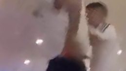 İzmit’teki AVM’de dehşet anları: AVM’de gezen gence bıçaklı saldırı