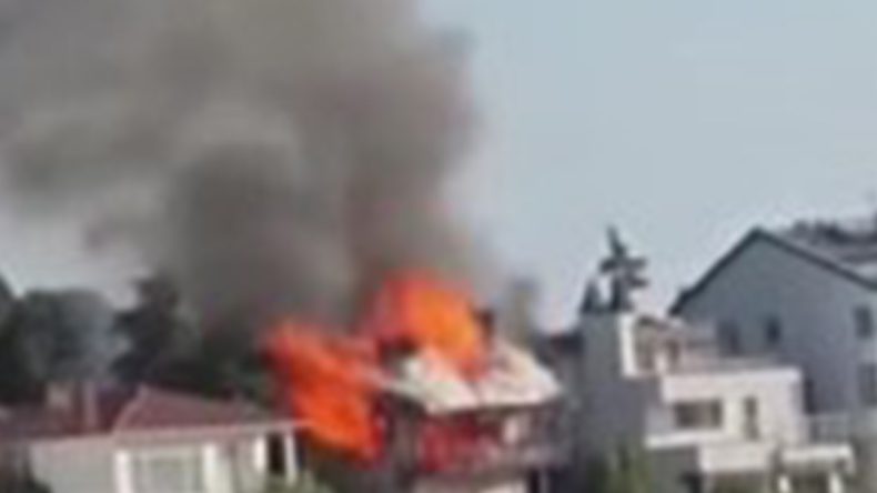 Kocaeli’de 2 katlı yalı cayır cayır yandı