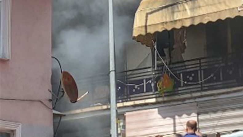 2 binayı saran yangında 3 kişi mahsur kaldı: 7 daire hasar gördü