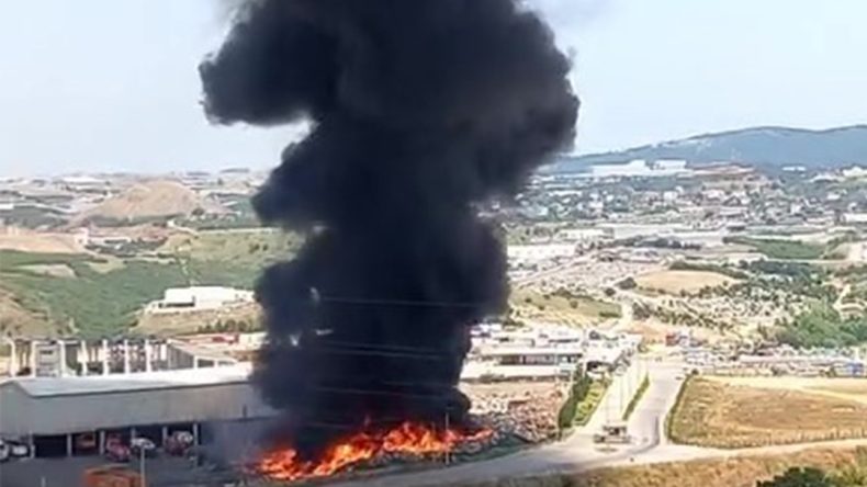 Çöp ayrıştırma tesisi bahçesinde yangın