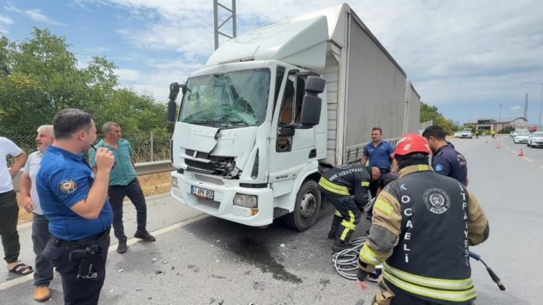 Tır kamyona çarptı: Yaralı var