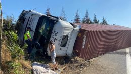 İzmit’te kaza: Tır devrildi