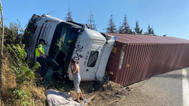 İzmit’te kaza: Tır devrildi
