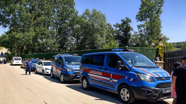 İzmit’te bir kadın evinde silahla vurulmuş halde bulundu