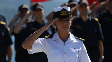 Savaş gemilerine kadın eli