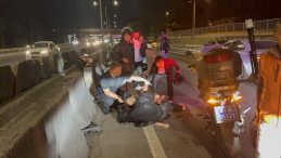İzmit’te motosiklet devrildi: Yaralılar var