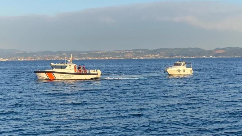 Tekne faciası son anda önlendi: 3 kişiyi boğulmaktan sahil güvenlik kurtardı