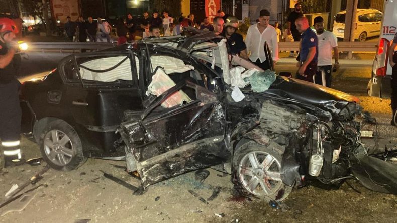 İzmit’te feci kaza: Otomobil hurdaya döndü, 2 ağır yaralı