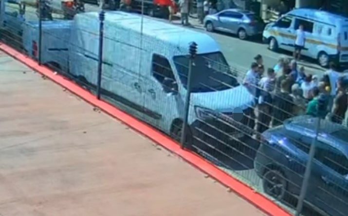 Kadın muhabire görevi başında linç girişimi