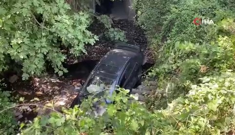 Aracını park etmek isterken 7 metrelik kanala düştü