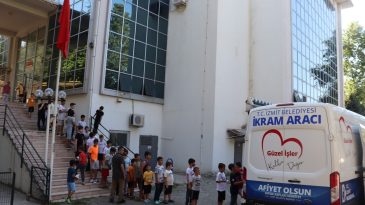 İzmit Belediyesinden Kur’an Kursu öğrencilerine ikram sürprizi