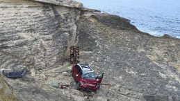 Otomobil Pembe Kayalar’dan aşağı uçtu