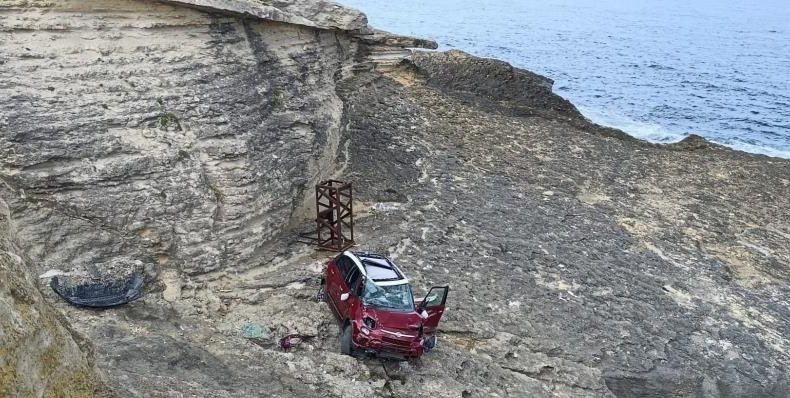 Otomobil Pembe Kayalar’dan aşağı uçtu