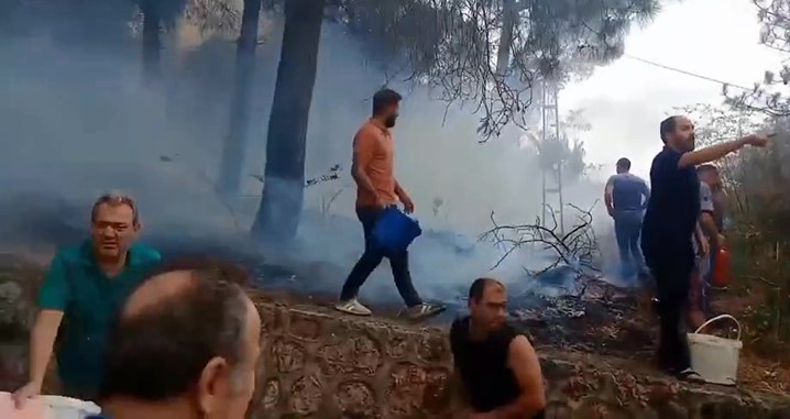 Mahalle birlik oldu, orman yangınına kovalarla müdahale etti