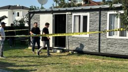 Evde başından silahla vurulmuş halde bulundu