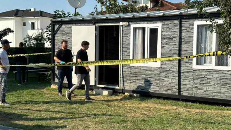 Evde başından silahla vurulmuş halde bulundu