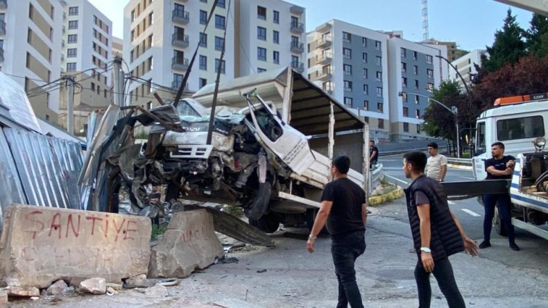 Santral rampasında yine kaza: Kamyonet bariyerlere çarptı